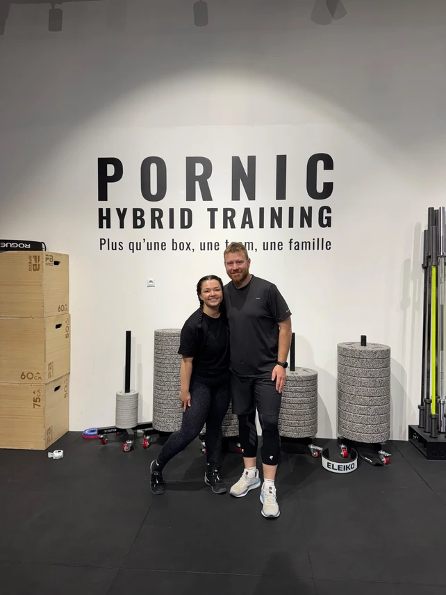 Deux adhérents devant le logo de Pornic Hybrid Training