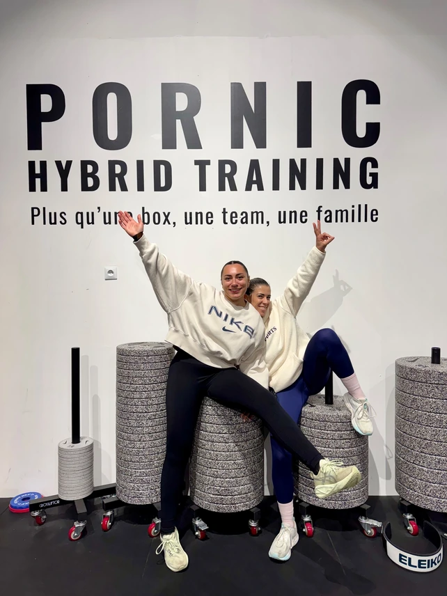 Deux adhérentes souriantes dans la salle Pornic Hybrid Training