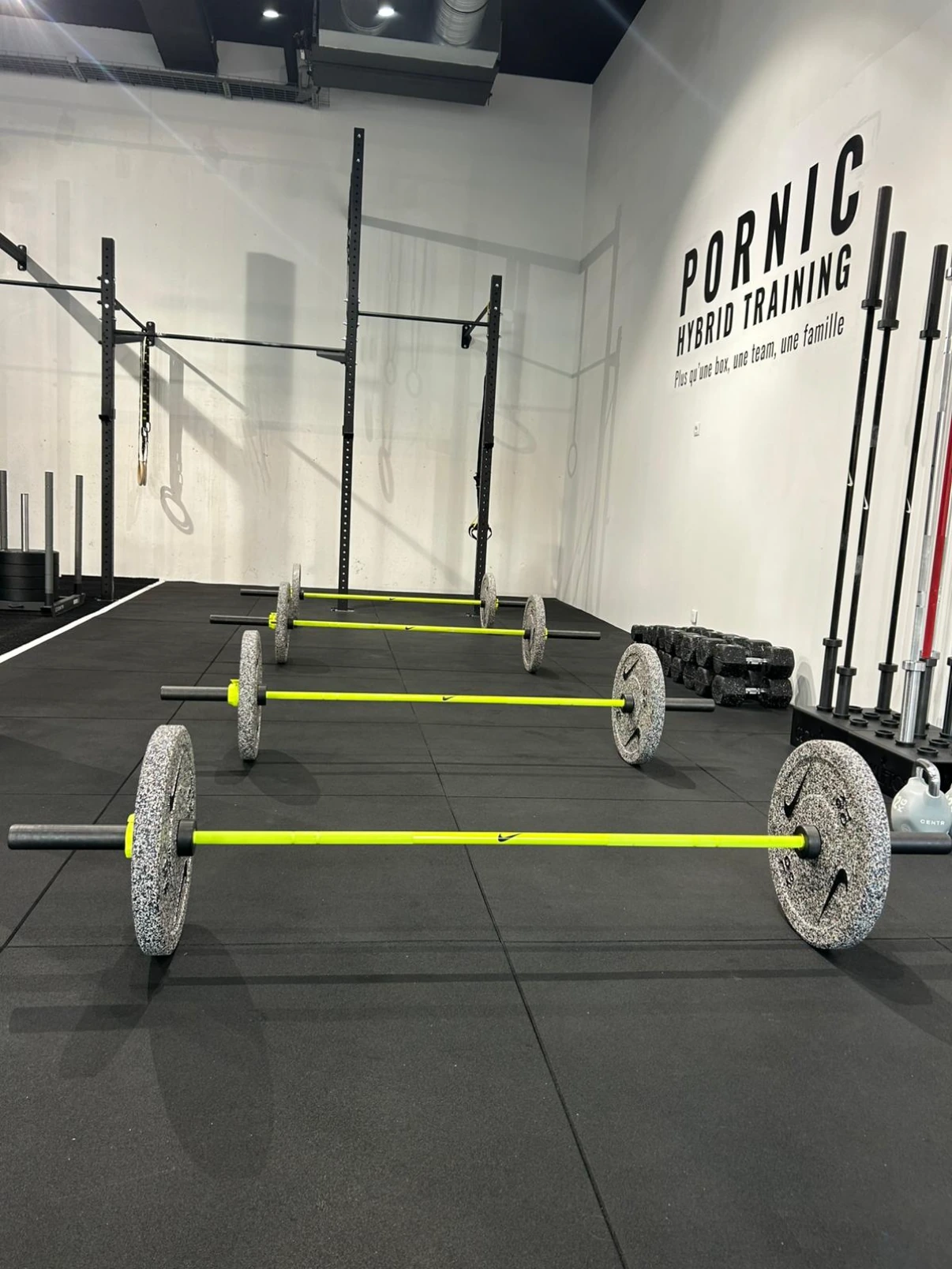 Barres d’entraînement installées dans la salle de sport à Pornic