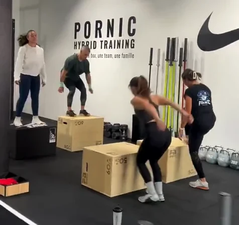 Groupe en sauts sur box devant le mur Pornic Hybrid Training