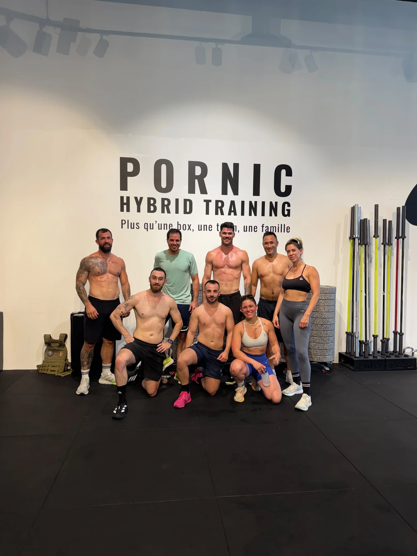 La team de Pornic Hybrid Training réunie devant le logo de la salle