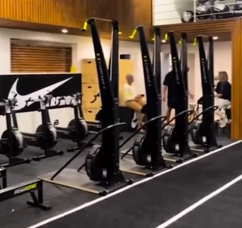 La salle, ses rameurs et sa mezzanine à Pornic Hybrid Training