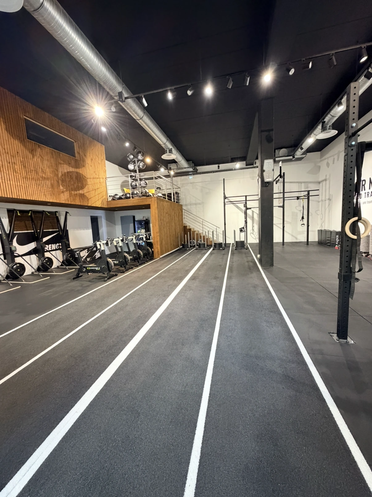 Piste de sled et espace d’entraînement Hyrox à Pornic Hybrid Training