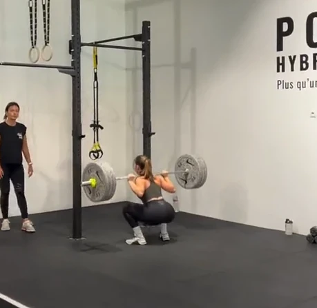 Squat à la barre dans la salle de sport à Pornic