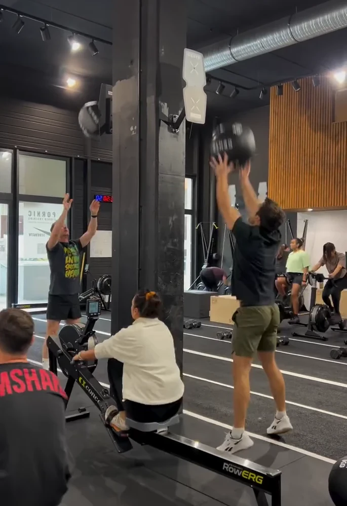 Wall balls et rameurs pendant un cours à Pornic Hybrid Training